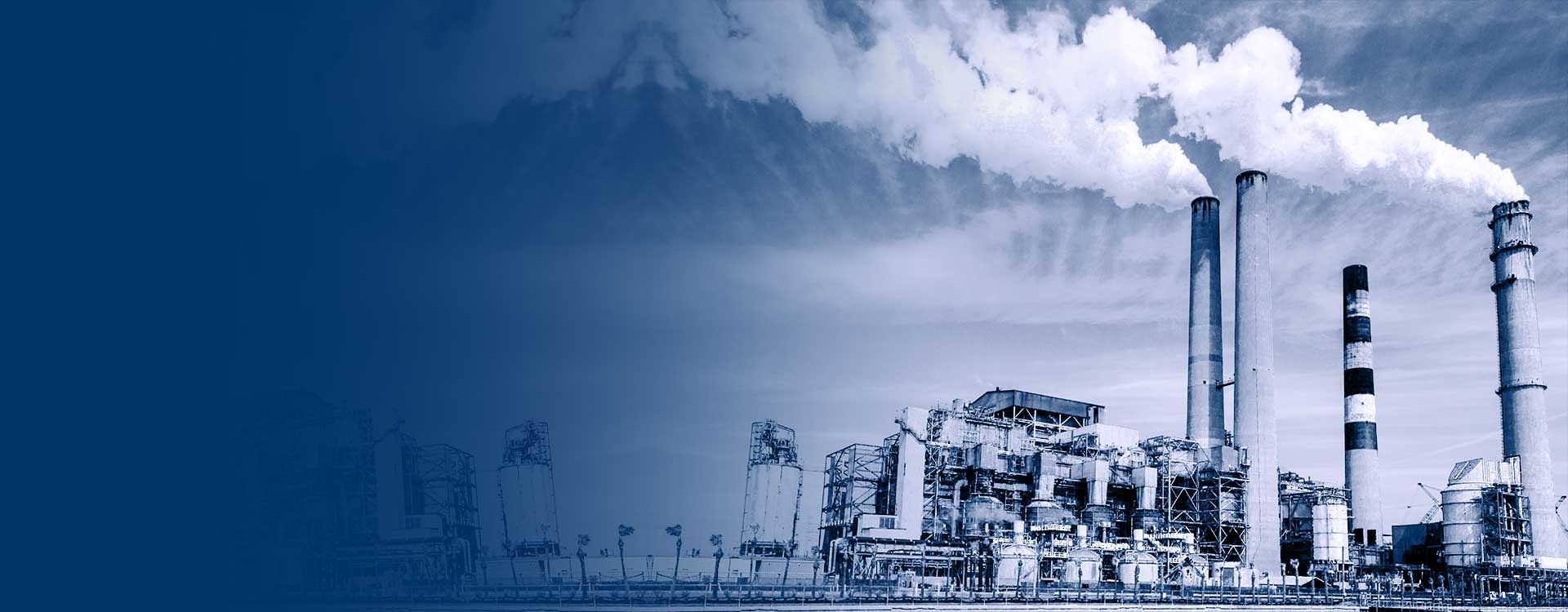 Bacaları ve proses üniteleri görünen büyük sanayi tesisi
